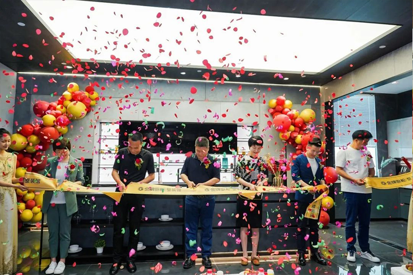 熱烈祝賀九鼎裝飾金牌廚柜整裝館盛大開業(yè)！